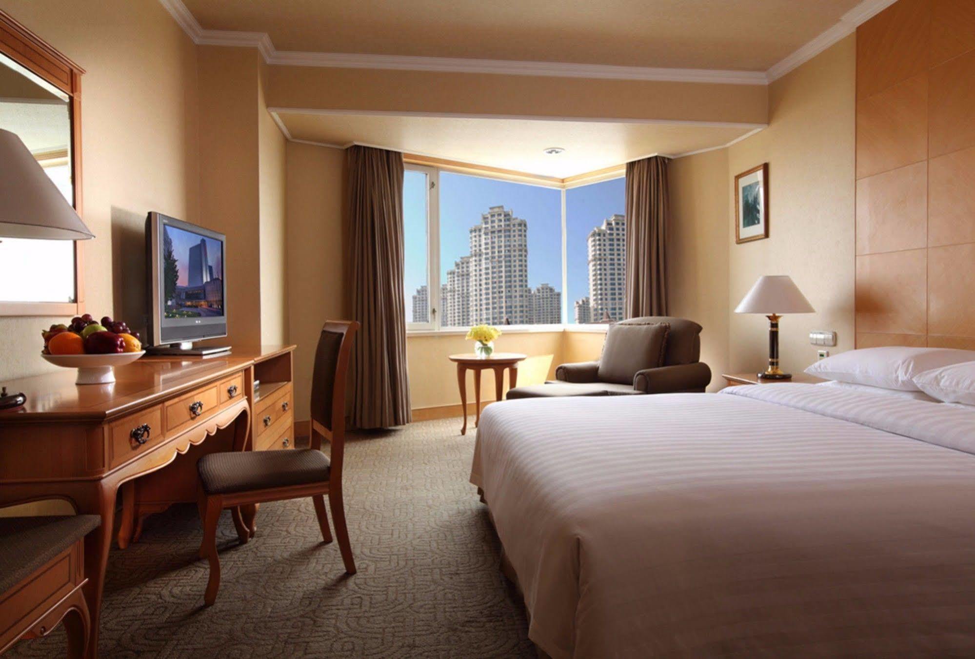 Beijing New Century Hotel Exterior photo